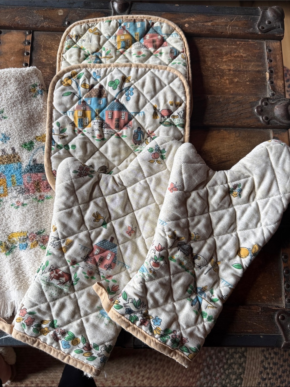 International Heartland DishTowels with pot holders and oven mitts. - Picture 5 of 5